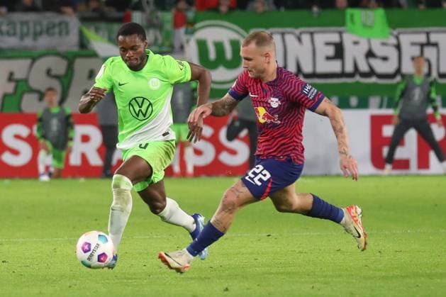 31 10 2023, xgox, football DFB Pokal 2 round, VfL Wolfsburg RB Leipzig emspor, v l Ridle Baku Wolfsburg, 20 , David Raum Leipzig, 22 duel, duel, fight, tackle DFL DFB REGULATES PROHIBIT ANY USE OF PHOTOGRAPHS as IMAGE SEQUENCES and or QUASI VIDEO Wolfsburg