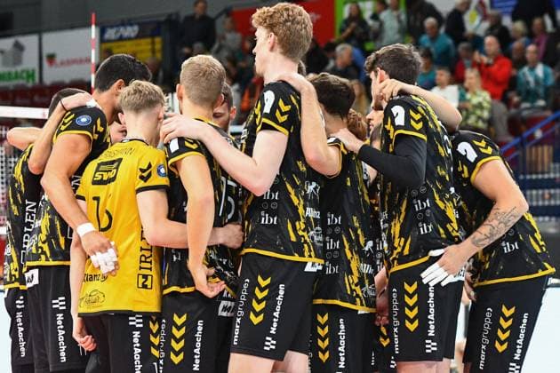 The team of the Powervolleys Düren form a circle, swear in with a team circle before the kickoff, circle, team circle, concentration, camaraderie, speech, motivation, 02 11 2023, Düren Germany , Volleyball, 1 Bundesliga, SWD Powervolleys Düren Helios Grizzlys Giesen xmhx