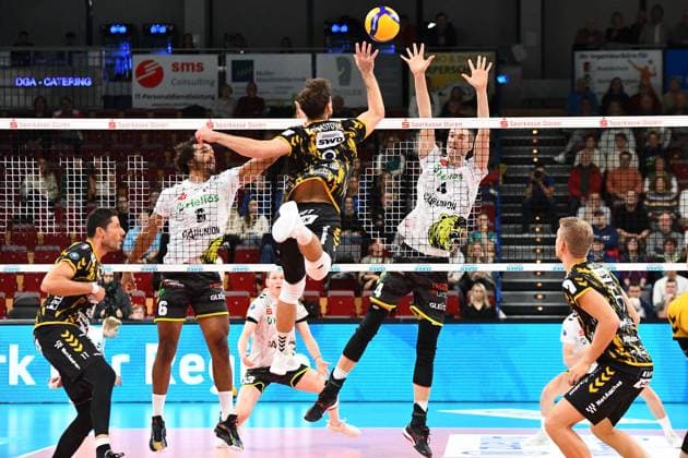 Marcin Ernastowicz Powervolleys Düren, 9 with smash, Michiel Ahyi Helios Grizzlys Giesen, 6 and Noah Baxpöhler Baxpoehler Helios Grizzlys Giesen, 4 form the block, action, game scene, 02 11 2023, Düren Germany , Volleyball, 1 Bundesliga, SWD Powervolleys Düren Helios Grizzlys Giesen xmhx