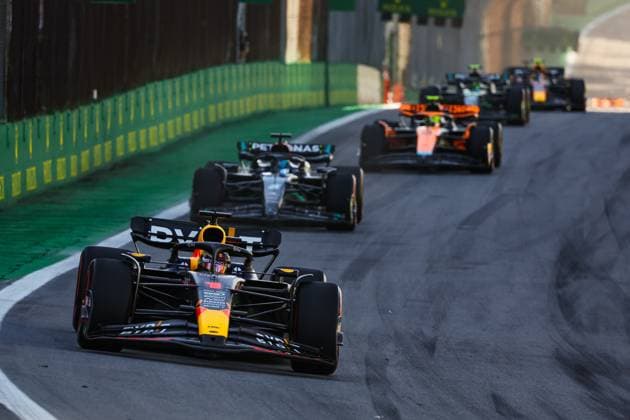 01 VERSTAPPEN Max (nld), Red Bull Racing RB19, 63 RUSSELL George (gbr), Mercedes AMG F1 Team W14, action during the 2023 Formula 1 Rolex Grande Premio de Sao Paulo, 20th round of the 2023 Formula One World Championship, WM, Weltmeisterschaft from November 3 to 5, 2023 on the Autodromo Josà Carlos Pace, in Sao Paulo, Brazil - F1 - SAO PAULO GRAND PRIX 2023 DPPI Panoramic 00123044_G0OD0103