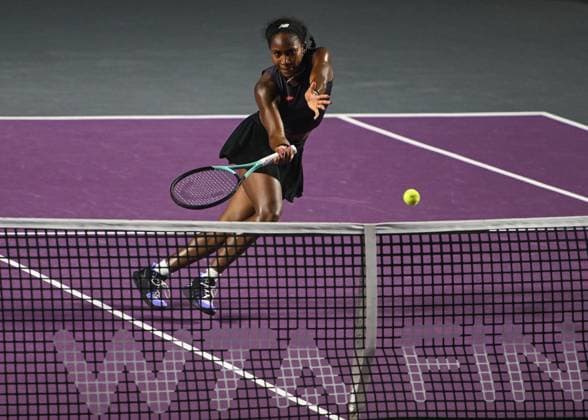 2023 WTA, Tennis Damen Finals - Day 6 CANCUN, MEXICO - NOVEMBER 4: Coco Gauff in action against Jessica Pegula, both of the USA, in the first Semi-Final match on Day 7 during the of the GNP Seguros WTA Finals Cancun 2023 part of the Hologic WTA Tour, on Day 7 , on November 4, 2023, in Cancun, Quintana Roo, Mexico. Cancun Mexico Copyright: xArturxWidakx originalFilename:widak-2023wtaf231104_npbN4.jpg