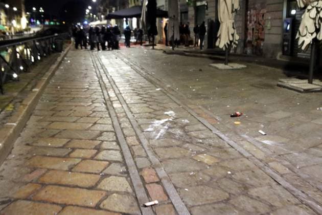 November 7, 2023, Milan, Italy: Polizia, Carabinieri e soccorritori sulla scena di una rissa tra tifosi del PSG e tifosi del Milan, ieri sera nella zona dei Navigli, Milano, Italia 07 novembre 2023. Durante l incidente di violenza, un tifoso francese e stato pugnalato (non e in pericolo di vita) e due poliziotti sono rimasti feriti. Stasera, allo stadio Meazza di Milano, AC Milan e PSG FC giocheranno una partita di Champions League. Italian Police, Carabinieri and rescuers on the scene of a fight between PSG fans and AC Milan fans, late last night in the Navigli area, Milan, Italy 07 November 2023. During the incident of violence, a French fan was stabbed (not life threatening) and two policemen were injured. Tonight, at the Meazza stadium in Milan, AC Milan and PSG FC will play a Champions League match. ANSA +++ BEST QUALITY AVAILABLE ++ Scontri tra tifosi Milan-Psg, un francese grave ++ - ZUMAa110 20231107_zaf_a110_003 Copyright: xPaoloxSalmoiragox