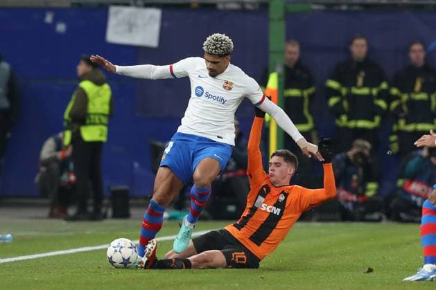 07 11 2023, xtgx, Football, UEFA Champions League, Shakhtar Donetsk FC Barcelona emspor, v l Ronald Araujo Barcelona, 4 , Georgiy Sudakov Donetsk, 10 duel, duel, fight, tackle DFL DFB REGULATIONS PROHIBIT ANY USE OF PHOTOGRAPHS as IMAGE SEQUENCES and or QUASI VIDEO Hamburg
