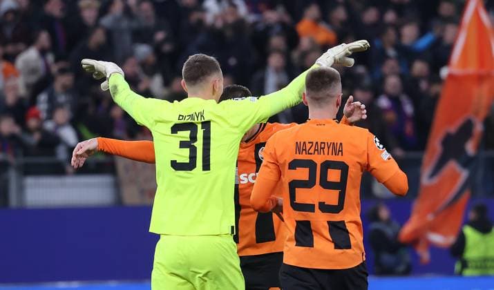 Dmytro Riznyk FC Shakhtar Donetsk joy about the victory, on the right Yehor Nazaryna FC Shakhtar Donetsk Football, UEFA Champions League, Group stage, Season 2023 2024, Men, UCL, Men, Volksparkstadion, FC Shakhtar Shakhtar Donetsk UKR vs FC Barcelona , 1 0