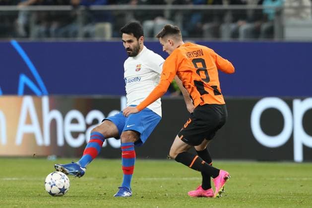07 11 2023, xtgx, Football, UEFA Champions League, Shakhtar Donetsk FC Barcelona emspor, v l Ilkay Guendogan Go¼ndogan, Barcelona, 22 , Dmytro Kryskiv Donetsk, 8 duel, duel, fight, tackle DFL DFB REGULATIONS PROHIBIT ANY USE OF PHOTOGRAPHS as IMAGE SEQUENCES and or QUASI VIDEO Hamburg
