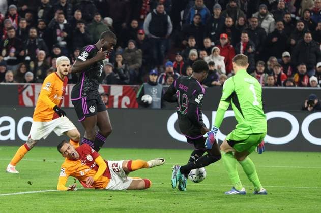 in duel, action, with Hakim Ziyech 22 Galatasaray , Dayot Upamecano 2 FC Bayern Muenchen , Alphonso Davies 19 FC Bayern Muenchen , Manuel Neuer 1 FC Bayern Muenchen , FC Bayern Muenchen vs Galatasaray Istanbul , Champions League, Football, preliminary round, second leg, 08 11 2023 Muenchen Bayern Germany Copyright: xkolbert-press ChristianxKolbertx
