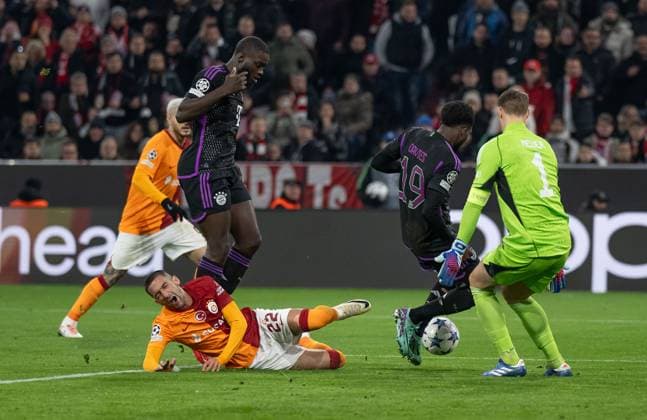 Dayot Upamecano FC Bayern Muenchen, 2 , Alphonso Davies FC Bayern Muenchen, 19 and Manuel Neuer goalkeeper, FC Bayern Muenchen, 1 prevents a goal by Hakm Ziyech Galatasaray Istanbul, 22 GER, FC Bayern Muenchen vs Galatasaray Istanbul, Football, Champions League, Group stage, Matchday 4, Season 2023 2024, 08 11 2023 DFL DFB REGULATIONS PROHIBIT ANY USE OF PHOTOGRAPHS as IMAGE SEQUENCES and or QUASI VIDEO GER, FC Bayern Muenchen vs Galatasaray Istanbul, Football, Champions League, Group stage, Matchday 4, Season 2023 2024, 08 11 2023 Muenchen Copyright: xEibner-Pressefoto HeikexFeinerx EP_HFR