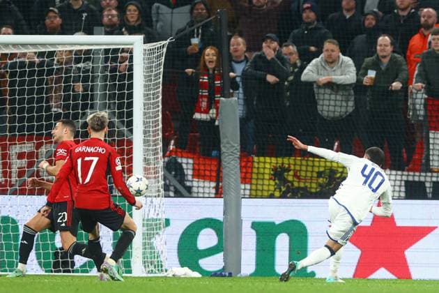 Sport Bilder des Tages EDITORIAL USE ONLY No use with unauthorised audio, video, data, fixture lists, club league logos or live services. Online in-match use limited to 120 images, no video emulation. No use in betting, games or single club league player publications. FC Copenhagen v Manchester United, ManU UEFA Champions League, Group A, Football, Parken Stadium, Copenhagen, Denmark - 08 Nov 2023 EDITORIAL USE ONLY No use with unauthorised audio, video, data, fixture lists, club league logos or live services. Online in-match use limited to 120 images, no video emulation. No use in betting, games or single club league player publications. Copyright: xKieranxMcManus Shutterstockx 14187802cu