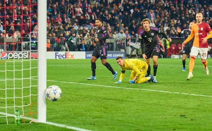 Thomas MUELLER, MÜLLER, FCB 25 compete for the ball, tackling, duel, header, zweikampf, action, fight against Fernando Musiera, Galatasaray Istanbul 1 in the group stage match FC BAYERN MUENCHEN - GALATASARAY ISTANBUL 2-1 of football UEFA Champions League in season 2023 2024 in Munich, Nov 8, 2023. Gruppenphase, GALA, FCB