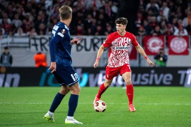 Noah Weisshaupt SC Freiburg, 07 on the ball, in front Jovan Vlalukin FK TSC Backa Topola, 77 , GER, SC Freiburg vs FK TSC Backa Topola, Football UEFA Europa League, Group A, Matchday 4, Season 2023 2024, 09 11 2023 GER, SC Freiburg vs FK TSC Backa Topola, Football UEFA Europa League, Group A, Matchday 4, Season 2023 2024, 09 11 2023 Freiburg Copyright: xEibner-Pressefoto Memmlerx EP_MMR