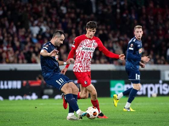 Merlin Roehl SC Freiburg, 34 in duel with Goran Antonic FK TSC Backa Topola, 17 , GER, SC Freiburg vs FK TSC Backa Topola, Football UEFA Europa League, Group A, Matchday 4, Season 2023 2024, 09 11 2023 GER, SC Freiburg vs FK TSC Backa Topola, Football UEFA Europa League, Group A, Matchday 4, Season 2023 2024, 09 11 2023 Freiburg Copyright: xEibner-Pressefoto Memmlerx EP_MMR