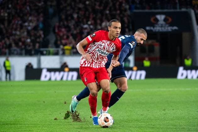 Kiliann Sildillia SC Freiburg, 25 in duel with Ifet Dakovac FK TSC Backa Topola, 35 , GER, SC Freiburg vs FK TSC Backa Topola, Football UEFA Europa League, Group A, Matchday 4, Season 2023 2024, 09 11 2023 GER, SC Freiburg vs FK TSC Backa Topola, Football UEFA Europa League, Group A, Matchday 4, Season 2023 2024, 09 11 2023 Freiburg Copyright: xEibner-Pressefoto Memmlerx EP_MMR