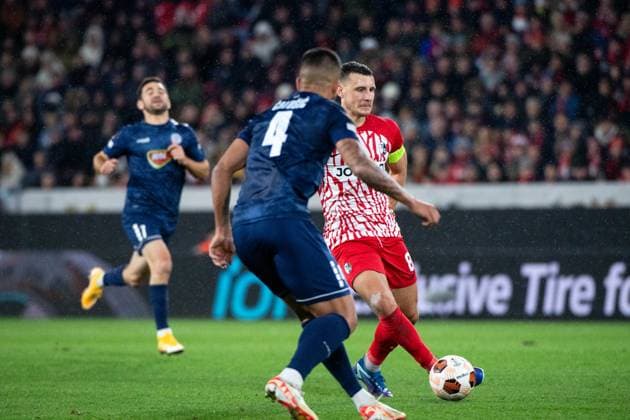 Maximilan Eggestein SC Freiburg, 08 prepares the goal for 4 0, before Josip Calusic FK TSC Backa Topola, 04 , GER, SC Freiburg vs FK TSC Backa Topola, Football UEFA Europa League, Group A, Matchday 4, 2023 2024 season, 09 11 2023 GER, SC Freiburg vs FK TSC Backa Topola, Football UEFA Europa League, Group A, Matchday 4, 2023 2024 season, 09 11 2023 Freiburg Copyright: xEibner-Pressefoto Memmlerx EP_MMR
