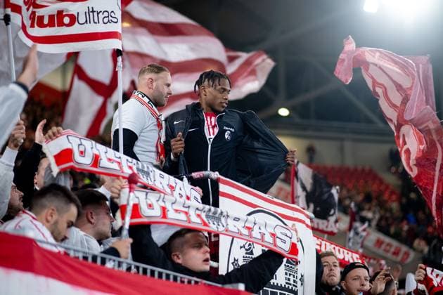 Junior Adamu SC Freiburg, 20 and team celebrate the victory together with the fans and Ultras at the fence, GER, SC Freiburg vs FK TSC Backa Topola, Football UEFA Europa League, Group A, Matchday 4, Season 2023 2024, 09 11 2023 GER, SC Freiburg vs FK TSC Backa Topola, Football UEFA Europa League, Group A, Matchday 4, Season 2023 2024, 09 11 2023 Freiburg Copyright: xEibner-Pressefoto Memmlerx EP_MMR