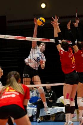 Jolien KNOLLEMA STU, left , on the ball, net, into the defense of Maya SENDNER NEW, mi and Laura BROEKSTRA NEW, right , action final score 0 3, Volleyball 1 Bundesliga Women VC Neuwied 77 Allianz MTV Stuttgart NEW vs STU 5 Matchday, in the C G M A r e n a, on 11 11 2023 Â