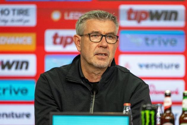 GER, 1 FBL, Bayer 04 Leverkusen vs 1 FC Union Berlin, Season 2023 24, 12 11 2023, Bay Arena, Leverkusen, GER, 1 FBL, Bayer 04 Leverkusen vs 1 FC Union Berlin, Season 2023 24, In the picture Urs Fischer 1 FC Union Berlin, Head coach Press conference answers questions, gestures, facial expressions, emotions Portraeit Interview Microphone nordphotoxGmbHxx xDenkinger nph00015