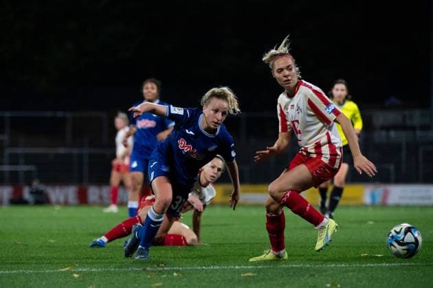 Vanessa Diehm TSG Hoffenheim, 32 in duel with Janina Hechler FC Koeln, 28 , GER, FC Koeln vs TSG 1899 Hoffenheim, Football Google Pixel Frauen Bundesliga, 7 Spieltag, Saison 2023 2024, 13 11 2023 DFB regulations prohibit any use of photographs as image sequences and or quasi video GER, FC Koeln vs TSG 1899 Hoffenheim, Football Google Pixel Frauen Bundesliga, 7 Spieltag, Saison 2023 2024, 13 11 2023 Muenchen Copyright: xEibner-Pressefoto Memmlerx EP_MMR