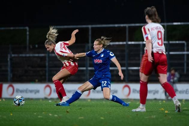 Sarai Linder TSG Hoffenheim, 22 in duel with Marleen Schimmer FC Koeln, 23 , GER, FC Koeln vs TSG 1899 Hoffenheim, Football Google Pixel Frauen Bundesliga, 7 Spieltag, Saison 2023 2024, 13 11 2023 DFB regulations prohibit any use of photographs as image sequences and or quasi video GER, FC Koeln vs TSG 1899 Hoffenheim, Football Google Pixel Frauen Bundesliga, 7 Spieltag, Saison 2023 2024, 13 11 2023 Muenchen Copyright: xEibner-Pressefoto Memmlerx EP_MMR