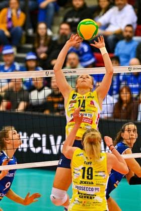CEV CL, Allianz MTV Stuttgart vs Imoco Conegliano, ITA 15 11 2023 CEV, CL, Volleyball, Women, Season 2023 24, Allianz MTV Stuttgart in blue , against Imoco Conegliano ITA, in yellow , Joanna Wolosz 14, on 19 Sarah Fahr, left 9 Eline Timmermann, right Maria Segura Palleres both Stuttgart , Copyright: xBEAUTIFULxSPORTS TomxBlochx