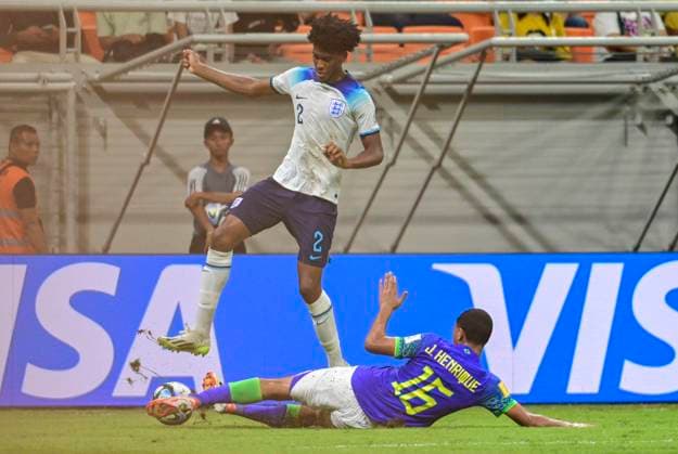 Fußball, U17 WM, England - Brasilien (231117) -- JAKARTA, Nov. 17, 2023 -- Josh-Kofi Acheampong (Top) of England competes with Joao Henrique of Brazil during the group C match of the FIFA World Cup, WM, Weltmeisterschaft, Fussball U17, U 17 at The Jakarta International Stadium in Jakarta, Indonesia, Nov. 17, 2023. ) (SP)INDONESIA-JAKARTA-FIFA-WORLD CUP-U17-GROUP C-ENG VS BRA Zulkarnain