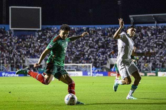 RECORD DATE NOT STATED CONCACAF NATIONS LEAGUE 2022-2023 Honduras 2-0 Mexico CFI (L-R), Jorge Sanchez of Mexico and Jose Pinto of Honduras during the game Honduras vs Mexican national team, Nationalteam (Mexico), corresponding to the Quarterfinals First Leg of the Concacaf Nations League 2023-2024, at Jose de la Paz Herrera Ucles National Stadium in Tegucigalpa, on November 17, 2023. <br><br> (I-D), Jorge Sanchez de Mexico y Jose Pinto de Honduras durante el partido Honduras vs Seleccion Nacional Mexicana (Mexico), correspondiente a Cuartos de Final Ida de la Liga de Naciones de Concacaf 2023-2024, en el Estadio Nacional Jose de la Paz Herrera Ucles en Tegucigalpa, el 17 de Noviembre de 2023. TEGUCIGALPA HONDURAS HONDURAS Copyright: xJosexLuisxMelgarejox 20231117223432_CNL_CFI_HON_MEX_SANCHEZ232