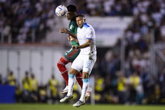 RECORD DATE NOT STATED CONCACAF NATIONS LEAGUE 2022-2023 Honduras 2-0 Mexico CFI (L-R), Jesus Gallardo of Mexico and Edwin Rodriguez of Honduras during the game Honduras vs Mexican national team, Nationalteam (Mexico), corresponding to the Quarterfinals First Leg of the Concacaf Nations League 2023-2024, at Jose de la Paz Herrera Ucles National Stadium in Tegucigalpa, on November 17, 2023. <br><br> (I-D), Jesus Gallardo de Mexico y Edwin Rodriguez de Honduras durante el partido Honduras vs Seleccion Nacional Mexicana (Mexico), correspondiente a Cuartos de Final Ida de la Liga de Naciones de Concacaf 2023-2024, en el Estadio Nacional Jose de la Paz Herrera Ucles en Tegucigalpa, el 17 de Noviembre de 2023. TEGUCIGALPA HONDURAS HONDURAS Copyright: xJosexLuisxMelgarejox 20231117223434_CNL_CFI_HON_MEX_GALLARDO234