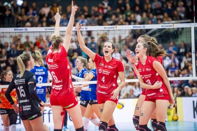 Jennifer Janiska Dresdner SC, 06 , Nathalie Lemmens Dresdner SC, 04 , Sarah Straube Dresdner SC, 18 , Cheers, screams, joy, winning pose Allianz MTV Stuttgart Dresdner SC, Sport, Volleyball Bundesliga, Frauen, VBL, Saison 2023 24, 18 11 2023, Stuttgart SCHARRena , DEU Allianz MTV Stuttgart Dresdner SC, Sport, Volleyball Bundesliga, Frauen, VBL, Saison 2023 24, 18 11 2023, Stuttgart SCHARRena , DEU Stuttgart Copyright: xSandyxDinkelackerx EP_SDR