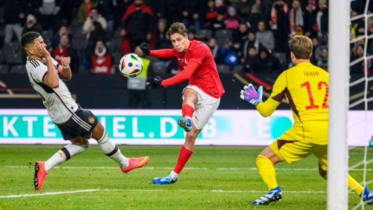 Shoots lead goal to 1 2 Bertug Yildirim Turkey, 19 , v l Pascal Gross Germany, 16 , Bertug Yildirim Turkey, 19 , Kevin Trapp Germany, 12 , GER, Berlin, Germany vs Turkey, Laenderspiel, Nationalmannschaft, DFB Team, Season 2023 2024, 18 11 23, DFL REGULATES PROHIBIT ANY USE OF PHOTOGRAPHS AS IMAGE SEQUENCES AND OR QUASI VIDEO, GER, Berlin, Friendly match, Germany vs Turkey, International match, Season 2023 2024, 18 11 23 Berlin Copyright: xUwexKoch Eibner-Pressefotox EP_UKH