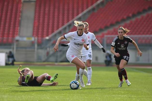 18 11 2023, xcex, GER, Nuernberg, Max Morlock Stadion, Frauenfussball, 1 Bundesliga, DIE LIGA, Google Pixel Frauen Bundesliga Saison 2023 2024, Spieltag 8, SGE, 1 FC Nuernberg Eintracht Frankfurt Frauen, Laura Freigang SGE DFL regulations prohibit any use of photographs as image sequences and or quasi video