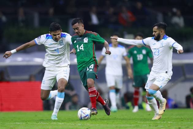 RECORD DATE NOT STATED CONCACAF NATIONS LEAGUE 2022-2023 Mexico vs Honduras CFV (L-R),Luis Vega of Honduras and Erick Sanchez of Mexico during the game Mexican national team, Nationalteam (Mexico) vs Honduras, corresponding to the Quarterfinals second Leg of the Concacaf Nations League 2023-2024, at Azteca, on November 21, 2023. <br><br> (I-D),Luis Vega de Honduras y Erick Sanchez de Mexico durante el partido Seleccion Nacional Mexicana (Mexico) vs Honduras, correspondiente a Cuartos de Final Vuelta de la Liga de Naciones de Concacaf 2023-2024, en el Estadio Azteca, el 21 de Noviembre de 2023. CIUDAD DE MEXICO CDMX MEXICO Copyright: xUlisesxNaranjox 20231121214851_CNL_CFV_MEX_HON_SANCHEZ210