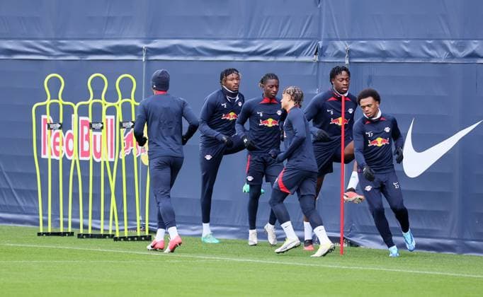 RB Leipzig training Champions League Leipzig, 27 11 2023, RB training center, UEFA Champions League , RB Leipzig final training the day before Manchester City vs RBL , In the picture Benjamin Henrichs, Mohamed Simakan, Amadou Haidara, Xavi Simons, El Chadaille Bitshiabu and Lois Openda all RB Leipzig , Picture Point