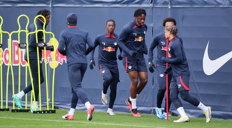 RB Leipzig training Champions League Leipzig, 27 11 2023, RB training center, UEFA Champions League , RB Leipzig final training the day before Manchester City vs RBL , In the picture from l Mohamed Simakan, Benjamin Henrichs, Amadou Haidara 8 , El Chadaille Bitshiabu 5 , Lois Openda 17 and Xavi Simons all RB Leipzig , Picture Point