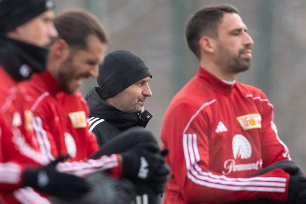 Football, Men, Season 2023 2024, Champions League, Training of 1 FC Union Berlin at the stadium An der Alten Försterei the day before the match against SC Braga, from l Janik Haberer 1 FC Union Berlin , Christopher Trimmel 1 FC Union Berlin , Coach Nenad Bjelica 1 FC Union Berlin , Rani Khedira 1 FC Union Berlin , 28 10 2023, Copyright: xSebastianxRäppold MatthiasxKochx