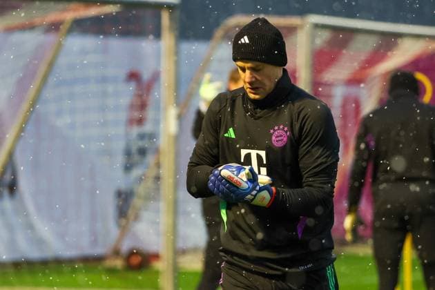 Manuel Neuer FC Bayern Muenchen, 01 training in the snow, wrapped up, cold, cap, scarf, final training FC Bayern Muenchen, football, UEFA Champions League, preliminary round, matchday 5, season 23 24, 28 11 2023, final training FC Bayern Muenchen, football, UEFA Champions League, preliminary round, matchday 5, season 23 24, 28 11 2023 Muenchen Copyright: xEibner-Pressefoto JennixMaulx EP_JML