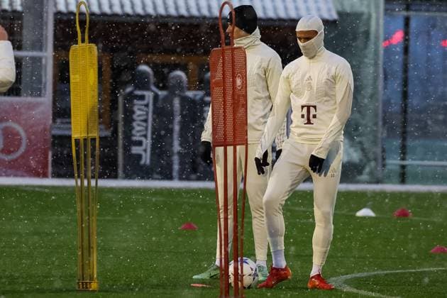 Leroy Sane FC Bayern Muenchen, 10 during training in the snow, wrapped up, cold, cap, scarf, final training FC Bayern Muenchen, football, UEFA Champions League, preliminary round, matchday 5, season 23 24, 28 11 2023, final training FC Bayern Muenchen, football, UEFA Champions League, preliminary round, matchday 5, season 23 24, 28 11 2023 Muenchen Copyright: xEibner-Pressefoto JennixMaulx EP_JML