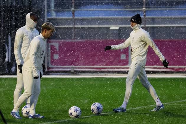 Thomas Mueller FC Bayern Muenchen, 25 during training in the snow, wrapped up, cold, cap, scarf, with Mathys Tel FC Bayern Muenchen, 39 , Final training FC Bayern Muenchen, Football, UEFA Champions League, Preliminary round, Matchday 5, Season 23 24, 28 11 2023, Final training FC Bayern Muenchen, Football, UEFA Champions League, Preliminary round, Matchday 5, Season 23 24, 28 11 2023 Muenchen Copyright: xEibner-Pressefoto JennixMaulx EP_JML