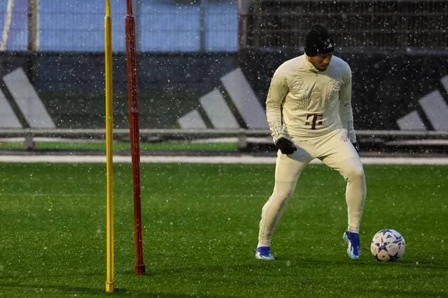 Raphael Guerreiro FC Bayern Muenchen, 22 during training with ball in the snow, Final training FC Bayern Muenchen, Football, UEFA Champions League, Preliminary round, Matchday 5, Season 23 24, 28 11 2023, Final training FC Bayern Muenchen, Football, UEFA Champions League, Preliminary round, Matchday 5, Season 23 24, 28 11 2023 Muenchen Copyright: xEibner-Pressefoto JennixMaulx EP_JML