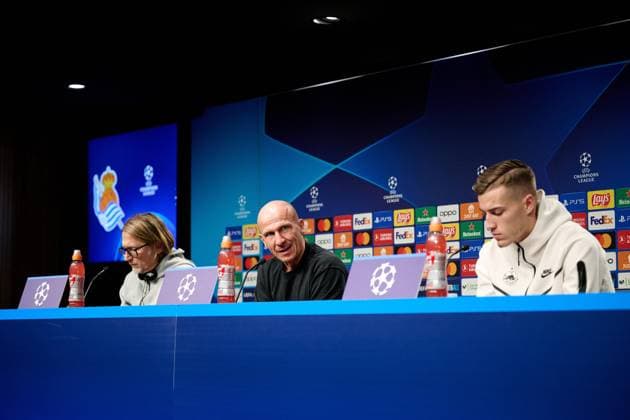 SOCCER - UEFA CL, Sociedad vs RBS SAN SEBASTIAN,SPAIN,28.NOV.23 - SOCCER - UEFA Champions League, group stage, Real Sociedad vs Red Bull Salzburg, preview, press conference, PK, Pressekonferenz RBS. Image shows press officer Christian Kircher, head coach Gerhard Struber and Luka Sucic (RBS). GEPAxpictures xDanielxFernandez