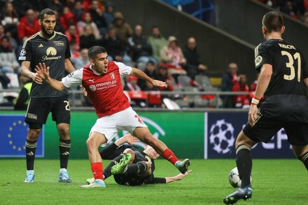 Foul on Gomez Braga 2 , Robin Knoche Union Berlin 31 , watches SC Braga vs 1 FC Union Berlin, Football, Champions League, Group stage, Matchday 5, Season 2023 2024,29 11 2023 SC Braga vs 1 FC Union Berlin, Football, Champions League, Group stage, Matchday 5, Season 2023 2024,29 11 2023 Braga Copyright: xEibner-Pressefoto JoergxNiebergax EP_JNL