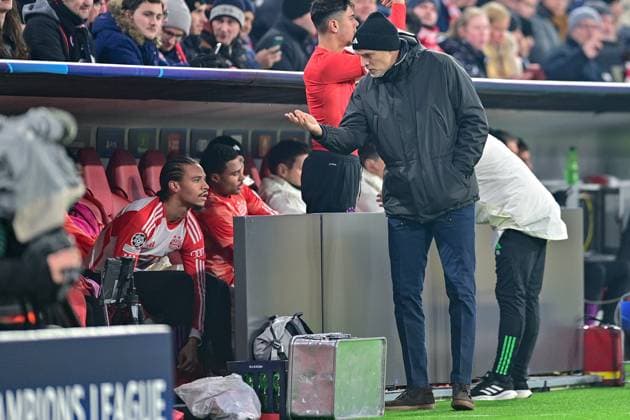 Thomas Tuchel Head Coach, FC Bayern Munich, FCB gives Leroy SANE FC Bayern Munich, FCB, 10 Instructions, 29 11 2023, Munich Germany , Football, UEFA Champions League, Group stage, FC Bayern Munich FC Copenhagen xslx