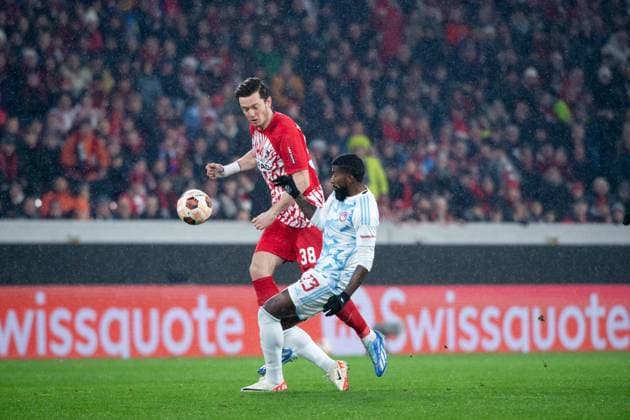 Michael Gregoritsch SC Freiburg, 38 in duel with Rodinei Olympiacos FC, 23 , GER, SC Freiburg vs Olympiakos Piraeus FC, Football UEFA Europa League, Group A, Matchday 5, Season 2023 2024, 30 11 2023 GER, SC Freiburg vs Olympiakos Piraeus FC, Football UEFA Europa League, Group A, Matchday 5, Season 2023 2024, 30 11 2023 Freiburg Copyright: xEibner-Pressefoto Memmlerx EP_MMR