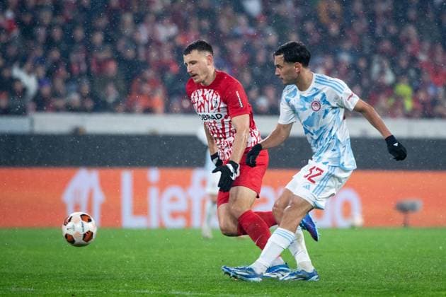 Maximilan Eggestein SC Freiburg, 08 in duel with Santiago Hezze Olympiacos FC, 32 , GER, SC Freiburg vs Olympiakos Piraeus FC, Football UEFA Europa League, Group A, Matchday 5, 2023 2024 season, 30 11 2023 GER, SC Freiburg vs Olympiakos Piraeus FC, Football UEFA Europa League, Group A, Matchday 5, 2023 2024 season, 30 11 2023 Freiburg Copyright: xEibner-Pressefoto Memmlerx EP_MMR