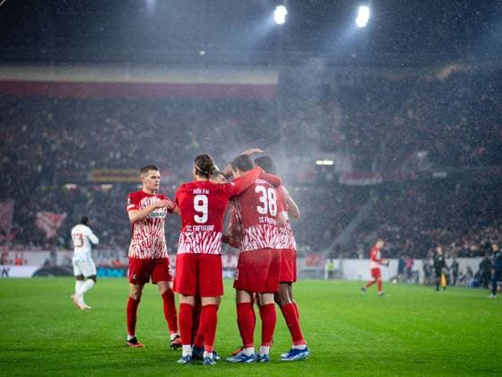 Michael Gregoritsch SC Freiburg, 38 , Lucas Hoeler SC Freiburg, 09 , Matthias Ginter SC Freiburg, 28 and team celebrate the goal for 3 0, GER, SC Freiburg vs Olympiakos Piraeus FC, Football UEFA Europa League, Group A, Matchday 5, Season 2023 2024, 30 11 2023 GER, SC Freiburg vs Olympiakos Piraeus FC, Football UEFA Europa League, Group A, Matchday 5, Season 2023 2024, 30 11 2023 Freiburg Copyright: xEibner-Pressefoto Memmlerx EP_MMR