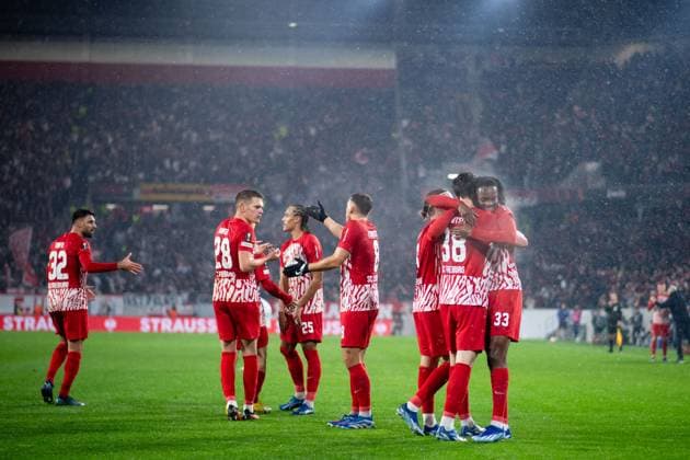 Michael Gregoritsch SC Freiburg, 38 , Jordy Makengo SC Freiburg, 33 , Vincenzo Grifo SC Freiburg, 32 and team celebrate the goal for 3 0, GER, SC Freiburg vs Olympiakos Piraeus FC, Football UEFA Europa League, Group A, Matchday 5, Season 2023 2024, 30 11 2023 GER, SC Freiburg vs Olympiakos Piraeus FC, Football UEFA Europa League, Group A, Matchday 5, Season 2023 2024, 30 11 2023 Freiburg Copyright: xEibner-Pressefoto Memmlerx EP_MMR