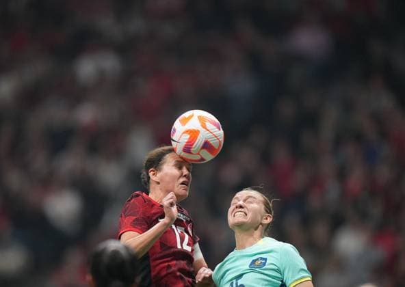 December 5, 2023, VANCOUVER, BC, CANADA: Canada s Christine Sinclair, left, gets her head on the ball in front of Australia s Clare Hunt to assist on a goal by teammate Quinn, not seen, during the first half of an International Friendly, Länderspiel, Nationalmannschaft soccer match, in Vancouver, on Tuesday, December 5, 2023. Canada News - December 5, 2023 - ZUMAc35_ 20231205_zaf_c35_124 Copyright: xDarrylxDyckx