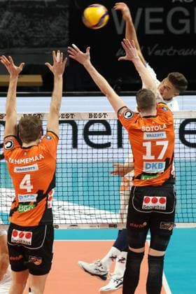DEU, DVV, 1 VBL, BR Volleys vs Lueneburg, 06 12 2023, Max Schmeling Halle, Berlin, DEU, DVV, 1 VBL, BR Volleys vs Lueneburg, in the picture Timo Tammemaa BR Volleys 4 , Marek Sotola BR Volleys 17 , Erik Roehrs Lueneburg 5 Photo Juergen Engler nordphoto GmbH nordphotoxGmbHx xEngler nph00076