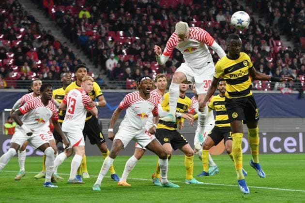 Cheikh Niasse BSC Young Boys right and Benjamin Sesko RB Leipzig left , next to him RB Leipzig vs BSC Young Boys, Football, Champions League, Preliminary Round, Matchday 6, Season 2023 2024, 13 12 2023 DFB DFL REGULATIONS PROHIBIT ANY USE OF PHOTOGRAPHS AS IMAGE SEQUENCES AND OR QUASI VIDEO RB Leipzig vs BSC Young Boys, Football, Champions League, Preliminary Round, Matchday 6, Season 2023 2024, 13 12 2023 Leipzig Copyright: xEibner-Pressefoto BertxHarzerx EP_BHR