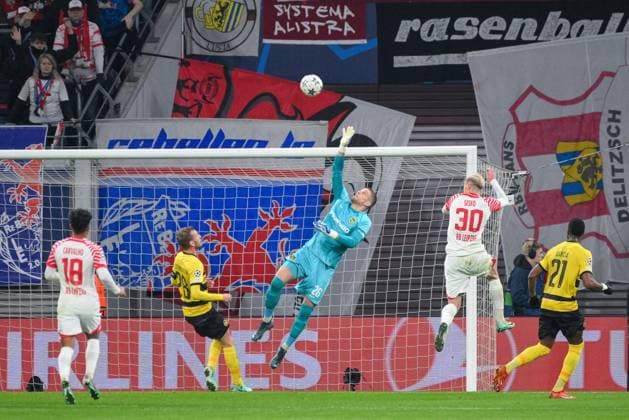 David von Ballmoos goalkeeper, BSC Young Boys center, with brilliant save, Benjamin Sesko RB Leipzig 2 v right , Fabian Lustenberger BSC Young Boys 2 v left , Fabio Carvalho RB Leipzig left and Ulisses Garcia BSC Young Boys right RB Leipzig vs BSC Young Boys, Football, Champions League, Preliminary Round, Matchday 6, Season 2023 2024, 13 12 2023 DFB DFL REGULATIONS PROHIBIT ANY USE OF PHOTOGRAPHS AS IMAGE SEQUENCES AND OR QUASI VIDEO RB Leipzig vs BSC Young Boys, Football, Champions League, Preliminary Round, Matchday 6, Season 2023 2024, 13 12 2023 Leipzig Copyright: xEibner-Pressefoto BertxHarzerx EP_BHR
