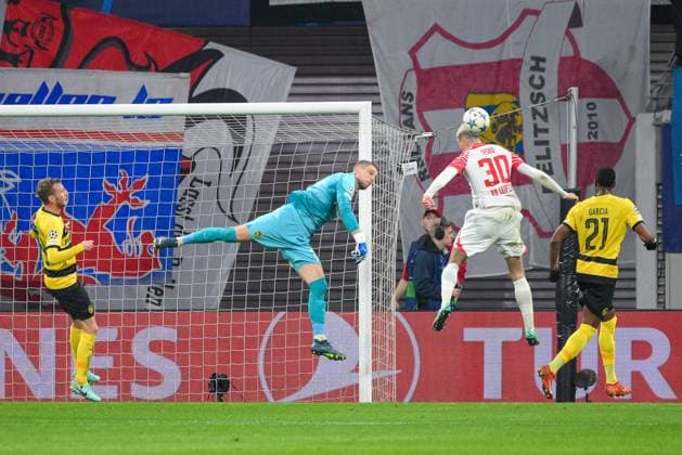 David von Ballmoos goalkeeper, BSC Young Boys center, with brilliant save, Benjamin Sesko RB Leipzig 2 v right , Fabian Lustenberger BSC Young Boys left and Ulisses Garcia BSC Young Boys right RB Leipzig vs BSC Young Boys, Football, Champions League, Preliminary round, Matchday 6, Season 2023 2024, 13 12 2023 DFB DFL REGULATIONS PROHIBIT ANY USE OF PHOTOGRAPHS AS IMAGE SEQUENCES AND OR QUASI VIDEO RB Leipzig vs BSC Young Boys, Football, Champions League, Preliminary Round, Matchday 6, Season 2023 2024, 13 12 2023 Leipzig Copyright: xEibner-Pressefoto BertxHarzerx EP_BHR
