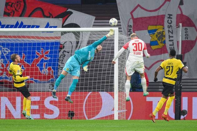 David von Ballmoos goalkeeper, BSC Young Boys center, with brilliant save, Benjamin Sesko RB Leipzig 2 v right , Fabian Lustenberger BSC Young Boys left and Ulisses Garcia BSC Young Boys right RB Leipzig vs BSC Young Boys, Football, Champions League, Preliminary round, Matchday 6, Season 2023 2024, 13 12 2023 DFB DFL REGULATIONS PROHIBIT ANY USE OF PHOTOGRAPHS AS IMAGE SEQUENCES AND OR QUASI VIDEO RB Leipzig vs BSC Young Boys, Football, Champions League, Preliminary Round, Matchday 6, Season 2023 2024, 13 12 2023 Leipzig Copyright: xEibner-Pressefoto BertxHarzerx EP_BHR